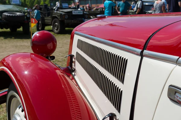 PAAREN IM GLIEN, GERMANY - 19 мая 2013 г. Деталь двухдверного кабриолета DKW F8, "The oldtimer show" в МАФЗ, 19 мая 2013 г. в Paaren im Glien, Германия — стоковое фото