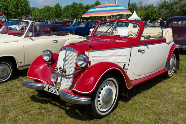 PAAREN IM GLIEN, ALLEMAGNE - 19 MAI : Convertible deux portes DKW F8, "The oldtimer show" dans MAFZ, 19 mai 2013 à Paaren im Glien, Allemagne — Photo