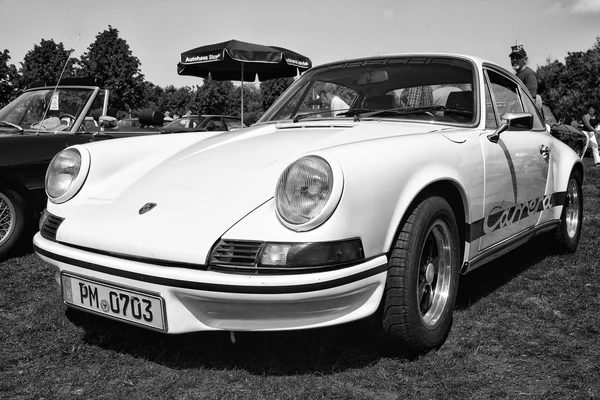 PAAREN IM GLIEN, ALEMANHA - MAIO 19: Carro desportivo Porsche 911 Carrera RS (preto e branco), "The oldtimer show" em MAFZ, 19 de Maio de 2013 em Paaren im Glien, Alemanha — Fotografia de Stock