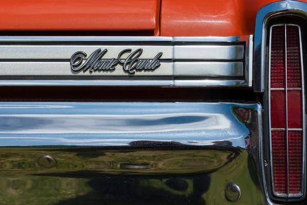 PAAREN IM GLIEN, ALEMANHA - 19 DE MAIO: Detalhe do carro de luxo pessoal Chevrolet Monte Carlo (preto e branco), "The oldtimer show" em MAFZ, 19 de maio de 2013 em Paaren im Glien, Alemanha — Fotografia de Stock