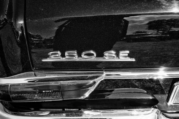 Im Paaren Glien, Německo - 19. května: Znak na kufru plné luxusních aut, 2dveřové kabriolet, Mercedes-Benz 250se (W111), černé a bílé, "oldtimer show" v Mafz, 19. května 2013 v Paaren — Stock fotografie