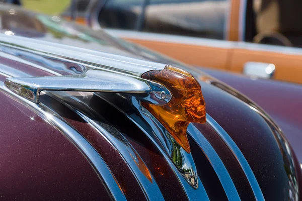Motorhaubenschmuck in voller Größe Auto Pontiac Star Chief — Stockfoto