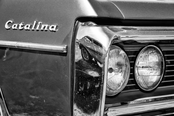 Detail Full-size car Pontiac Catalina (black and white) — Stock Photo, Image