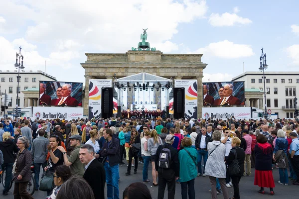 Ciudadanos e invitados de la ciudad cerca de la Puerta de Brandeburgo. El Día de la Unidad Alemana es el día nacional de Alemania — Foto de Stock