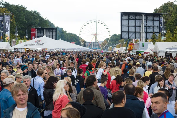 Cidadãos e convidados da cidade perto do Portão de Brandemburgo. O Dia da Unidade Alemã é o dia nacional da Alemanha — Fotografia de Stock