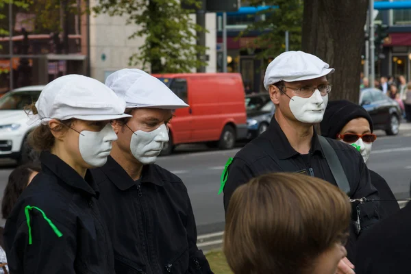 Performance of street artists on the Unter den Linden. The Day of German Unity is the national day of Germany — Stock Photo, Image