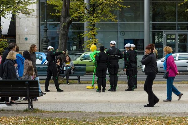 Spettacolo di artisti di strada all'Unter den Linden. Il Giorno di Unità tedesca è il giorno nazionale della Germania — Foto Stock