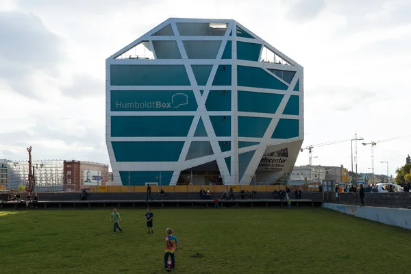 Humboldt Box è una struttura museale futuristica sulla Schlossplatz nel centro di Berlino — Foto Stock
