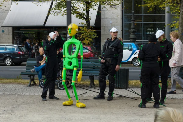 Performance of street artists on the Unter den Linden. The Day of German Unity is the national day of Germany — Stock Photo, Image