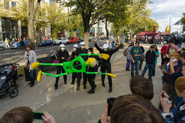 Performance of street artists on the Unter den Linden. The Day of German Unity is the national day of Germany — Stock Photo, Image