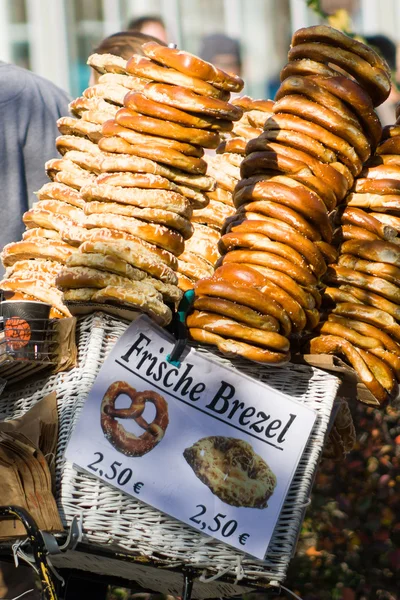 Säljer färska bagels. — Stockfoto