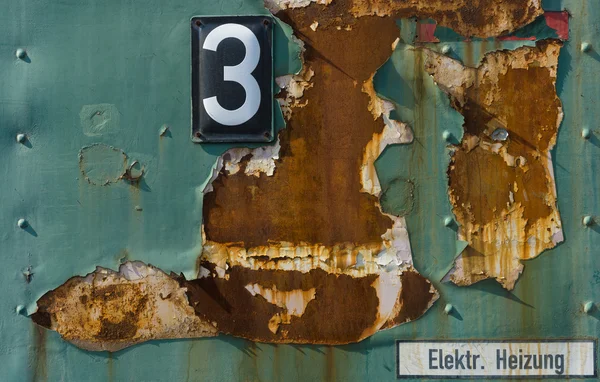 Rusty metal. Background. Inscription in German: Electric heating. — Stock Photo, Image