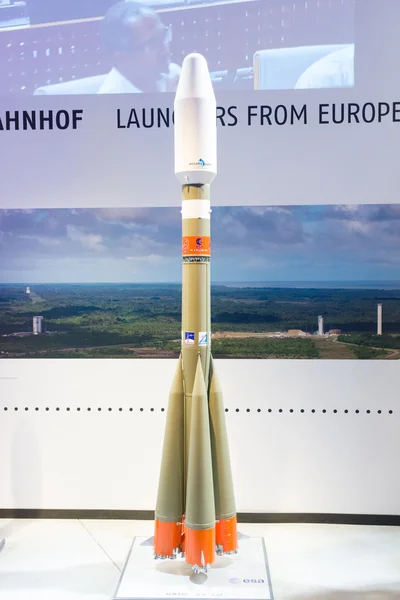 Ila Berlijn lucht Toon 2012. model van het ruimtevaartuig Sojoez voorbereid voor lancering vanaf kourou. — Stockfoto