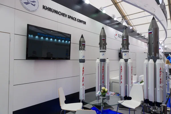 ILA Berlin Air Show 2012. Stand Agencia Espacial Federal Rusa. Roscosmos. Khrunichev State Research and Production Space Center. maquetas de Angara . — Foto de Stock