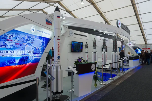 Ila Berlin hava gösterisi 2012. Stand Rusya Federal Uzay Ajansı. Roscosmos. Ağır sınıf başlatmak araç - Proton ve Angara — Stok fotoğraf