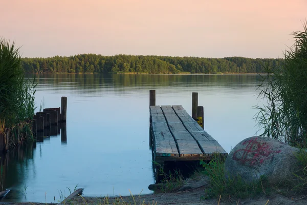 Göl kenarında sakin bir akşam. — Stok fotoğraf
