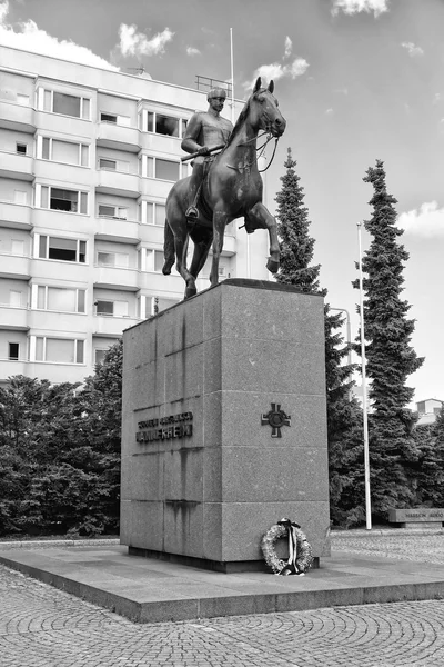 Памятник финскому военному лидеру и государственному деятелю барону Карлу Густаву Эмилю Маннергейму — стоковое фото
