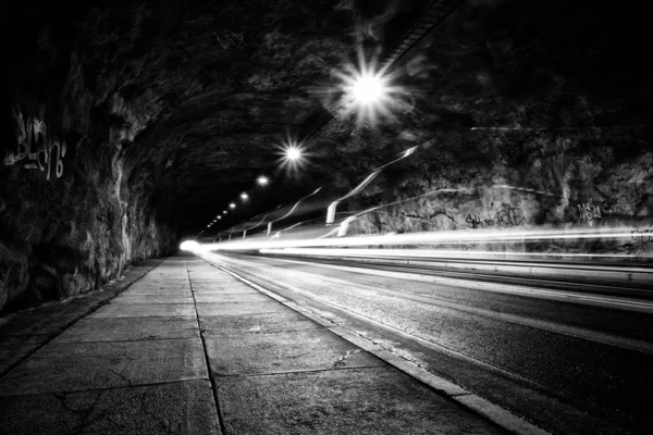 Tunel. černá a bílá. — Stock fotografie