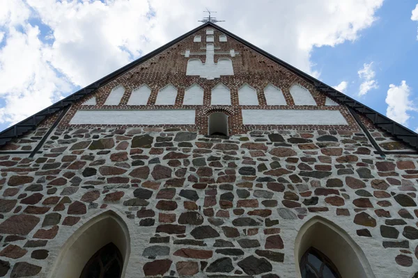 Detalhe da fachada da igreja medieval de pedra. A Igreja de Santa Maria em Hollola. Finlândia . — Fotografia de Stock