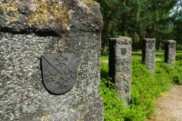 Coat of arms of the municipality Asikkala. Monument to those killed in the wars from the 19th to 20th centuries — Stock Photo, Image