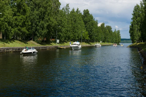 Vaaksy csatorna - egy fontos közlekedési csatorna, amely összeköti a tó vesijarvi és a legnagyobb tó paijanne — Stock Fotó