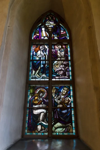 由伦纳尔特 · 塞格斯特罗勒，1929年的彩色玻璃窗。中世纪的老石 hollola 圣玛丽大教堂 — 图库照片
