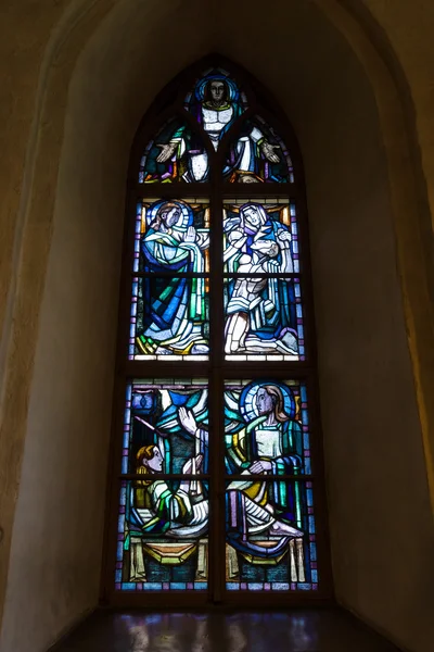 Vidrieras de Lennart Segerstrale, 1929. Antigua iglesia medieval de piedra de Santa María en Hollola — Foto de Stock