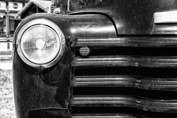 Paaren im glien, deutschland - 19. Mai 2013: scheinwerfer pickup truck chevrolet advance design, (schwarz-weiß) "the oldtimer show" im mafz, 19. Mai 2013 in paaren im glien, deutschland — Stockfoto