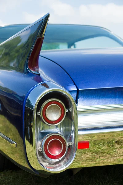 PAAREN IM GLIEN, GERMANIA - 19 MAGGIO: I fanali freno posteriori Auto di lusso full-size Cadillac Coupe De Ville, 1960, "The oldtimer show" in MAFZ, 19 maggio 2013 in Paaren im Glien, Germania — Foto Stock