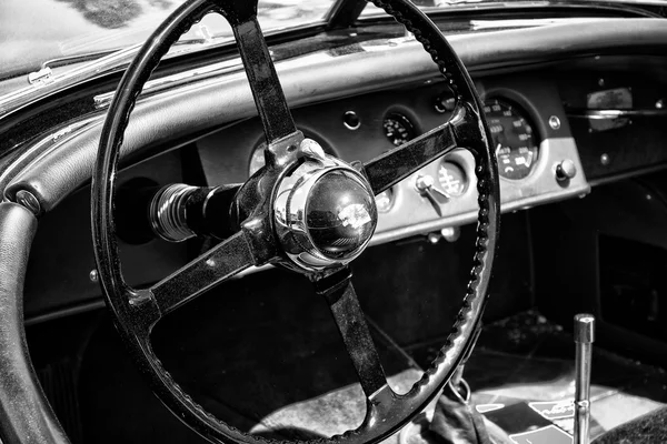 PAAREN IM GLIEN, GERMANIA - 19 MAGGIO: Cab sports car Jaguar XK120 roadster (bianco e nero), "The oldtimer show" in MAFZ, 19 maggio 2013 in Paaren im Glien, Germania — Foto Stock