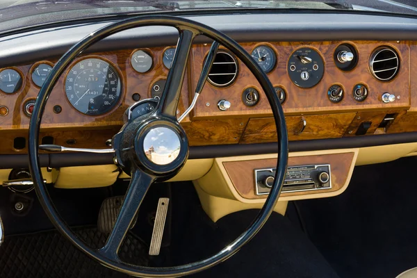 PAAREN IM GLIEN, ALEMANIA - 19 DE MAYO: Cab British luxury car, Rolls-Royce Corniche, "The oldtimer show" in MAFZ, 19 de mayo de 2013 en Paaren im Glien, Alemania — Foto de Stock