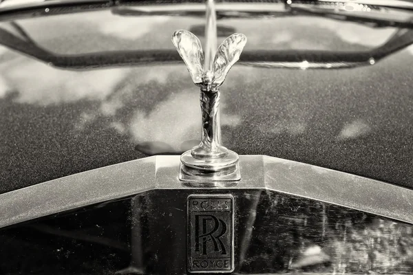 PAAREN IM GLIEN, GERMANIA - 19 MAGGIO: Il famoso emblema "Spirit of Ecstasy" su una Rolls-Royce Corniche, Seppia, The oldtimer show in MAFZ, 19 maggio 2013 in Paaren im Glien, Germania — Foto Stock