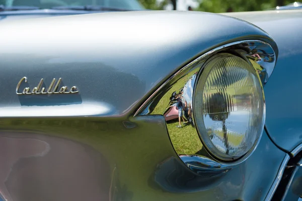 PAAREN IM GLIEN, GERMANIA - 19 MAGGIO: Dettaglio della parte anteriore dell'auto di lusso Cadillac Series 62 (quinta generazione), "The oldtimer show" in MAFZ, 19 maggio 2013 in Paaren im Glien, Germania — Foto Stock