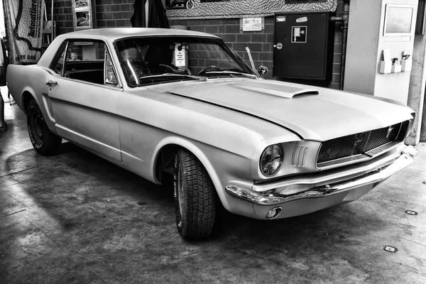 Muscle car Ford Mustang Hardtop Coupe, black and white — Stock Photo, Image