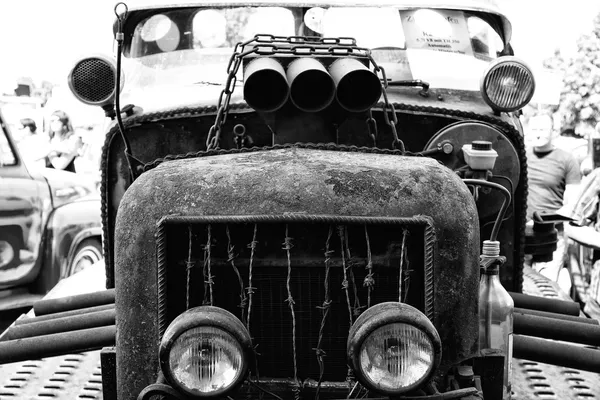 Voiture brûlée Hot rod, noir et blanc — Photo