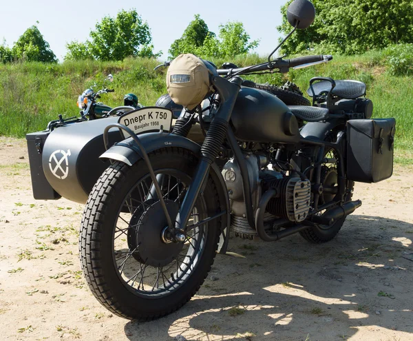 Sovyet ağır motosiklet motosiklet sepeti dnepr k750 ile — Stok fotoğraf