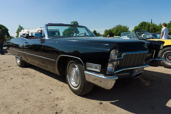 Full-size luxury car Cadillac De Ville convertible — Stock Photo, Image