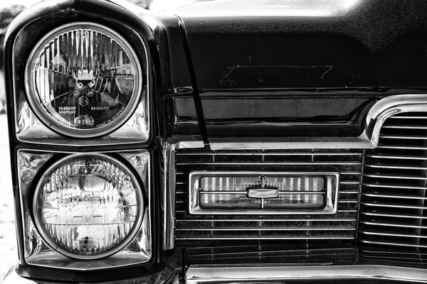 Detalhe da frente de um carro de luxo Full-size Cadillac De Ville conversível, preto e branco — Fotografia de Stock