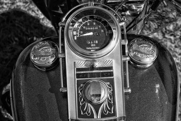 Detail of the dashboard and fuel tank motorcycle Harley-Davidson Electra Glide Ultra Classic, black and white — Stock Photo, Image