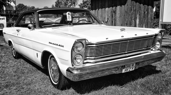 Voiture pleine grandeur Ford Galaxie 500 2 portes hardtop (troisième génération), noir et blanc — Photo