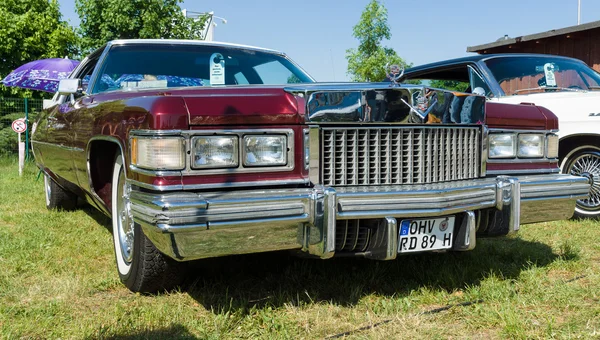 Pełnowymiarowe luksusowych samochodów cadillac coupe de ville — Zdjęcie stockowe