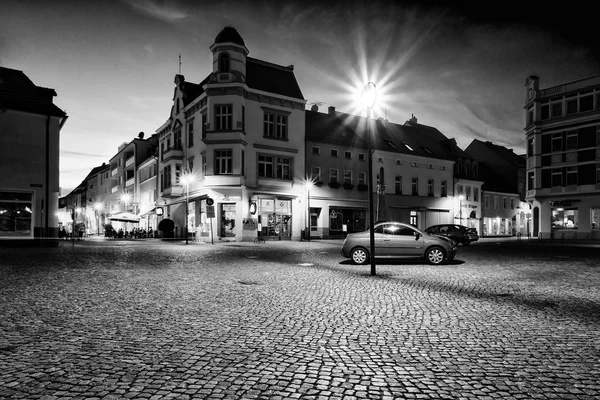 Plaza del Mercado. La antigua ciudad de Senftenberg. Se menciona por primera vez en las crónicas de 1276. Blanco y negro. Estilismo. Granos grandes — Foto de Stock