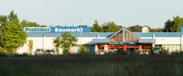 Große deutsche Handelskette lagert Baumaterialien - Praktiker. ging 2013 in Konkurs — Stockfoto