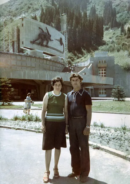 Photo taken in the USSR, shows a man and woman in the background of the famous Medeo skating rink, Kazakhstan — Stock Photo, Image