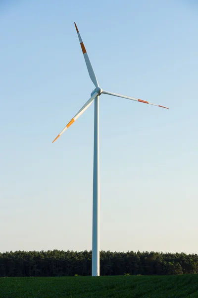 Landskap på landet. Vindturbiner i bakgrunnen . – stockfoto