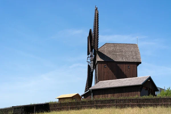 Väderkvarnar på kullen. Tyskland. — Stockfoto