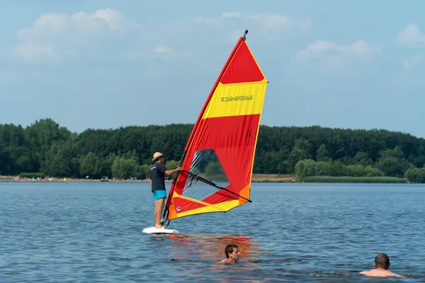 Windsurfer auf dem See — Stockfoto