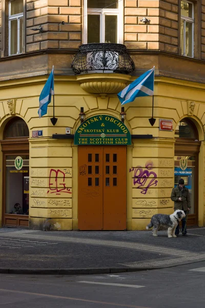 Ulice staré Prahy. skotský klub a obchod — Stock fotografie