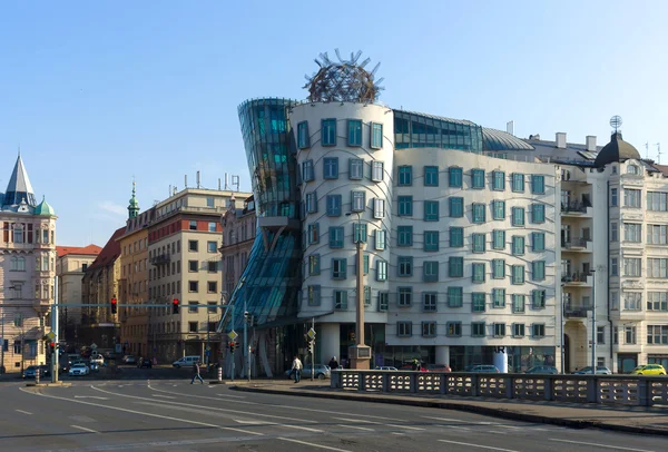 Современная достопримечательность в стиле Фабрегаса, Dancing House или Fred and Ginger. Архитекторы Владо Милунич и Фрэнк Гери — стоковое фото