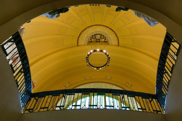 Cúpula del estilo Art Nouveau en la estación principal de tren — Foto de Stock